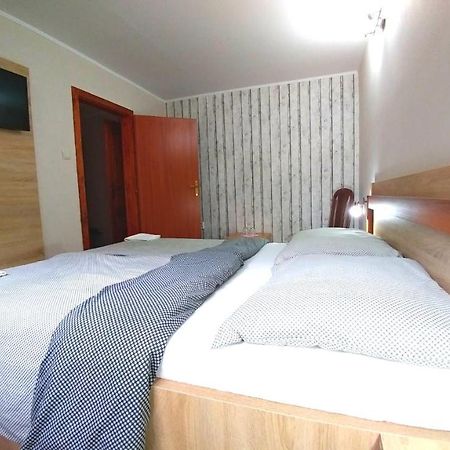 Pod Hradom Restaurant & Pension Topoľčany Exteriör bild