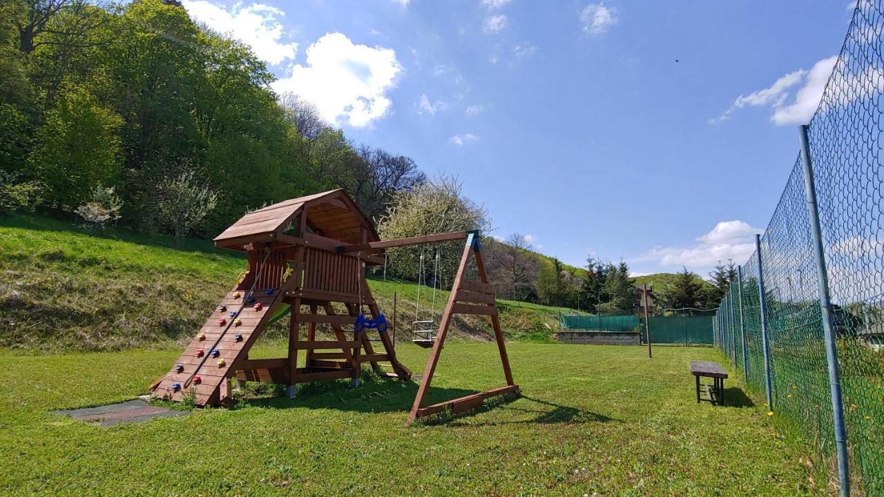 Pod Hradom Restaurant & Pension Topoľčany Exteriör bild