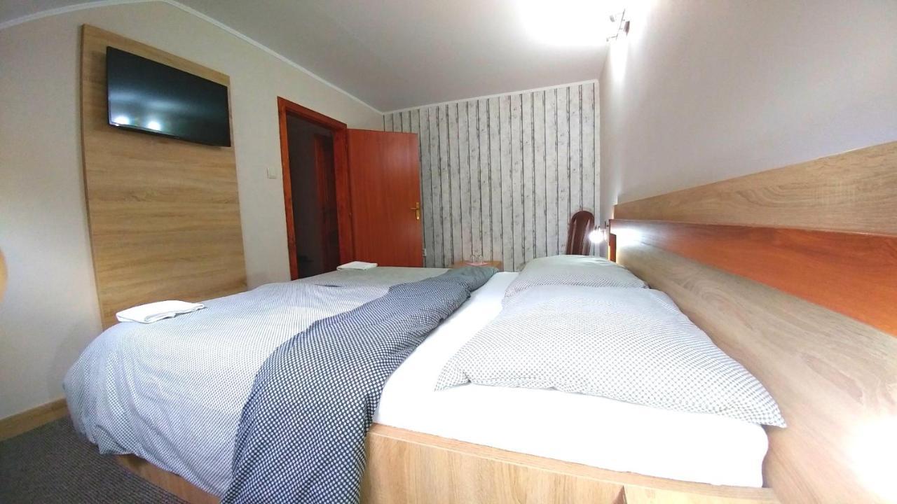 Pod Hradom Restaurant & Pension Topoľčany Exteriör bild