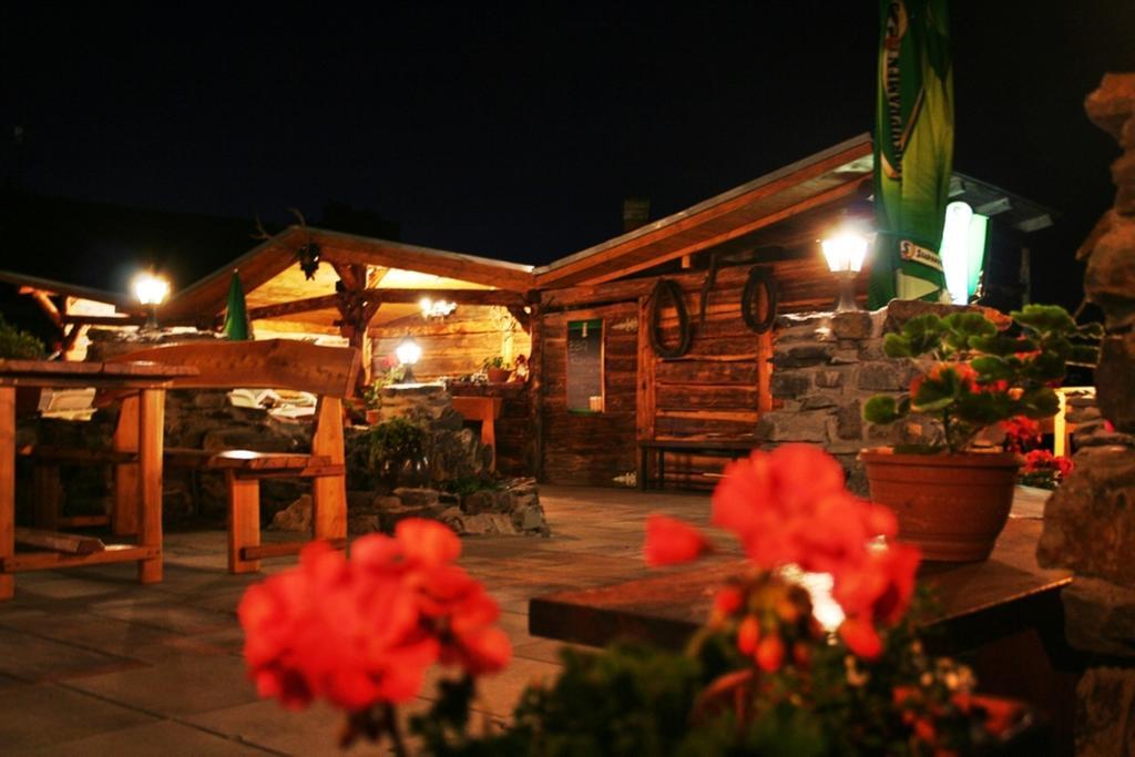 Pod Hradom Restaurant & Pension Topoľčany Exteriör bild