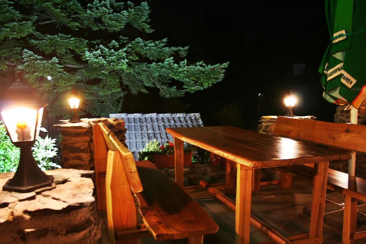 Pod Hradom Restaurant & Pension Topoľčany Exteriör bild