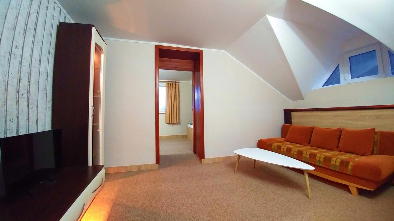 Pod Hradom Restaurant & Pension Topoľčany Exteriör bild