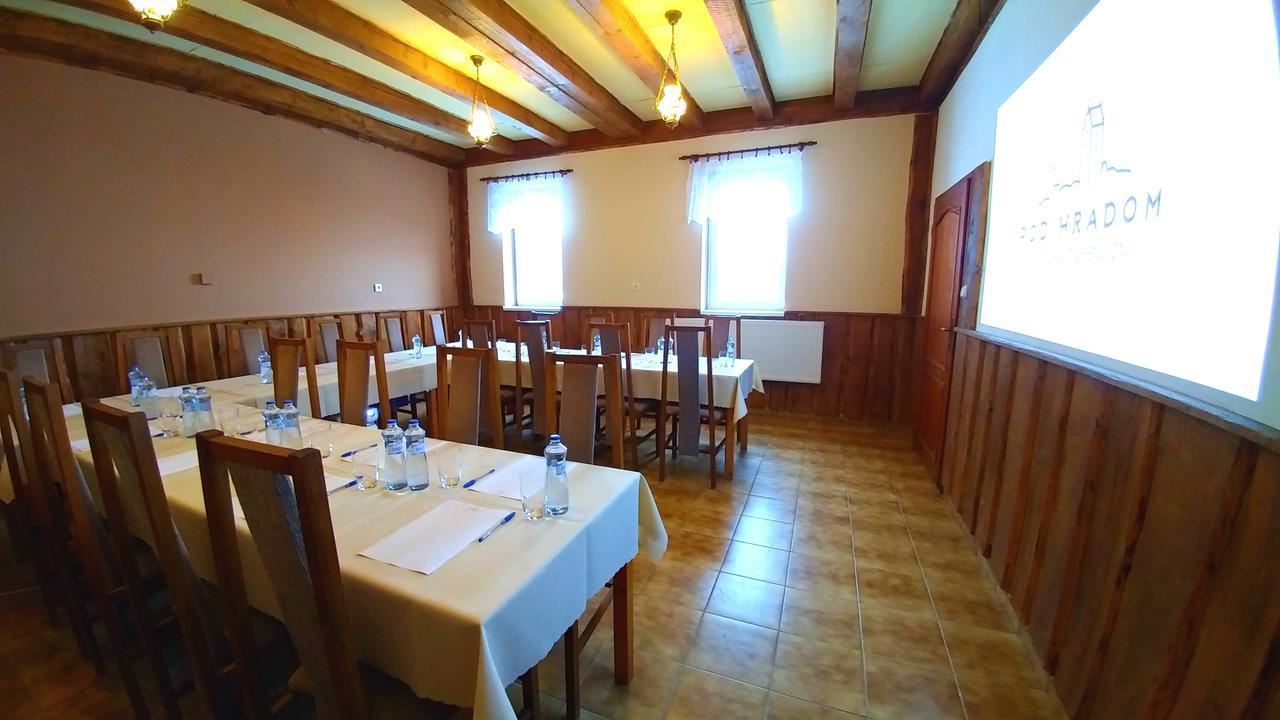 Pod Hradom Restaurant & Pension Topoľčany Exteriör bild