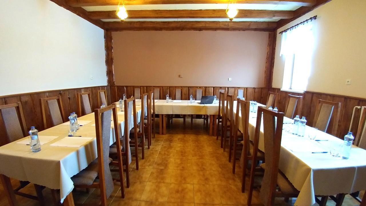 Pod Hradom Restaurant & Pension Topoľčany Exteriör bild
