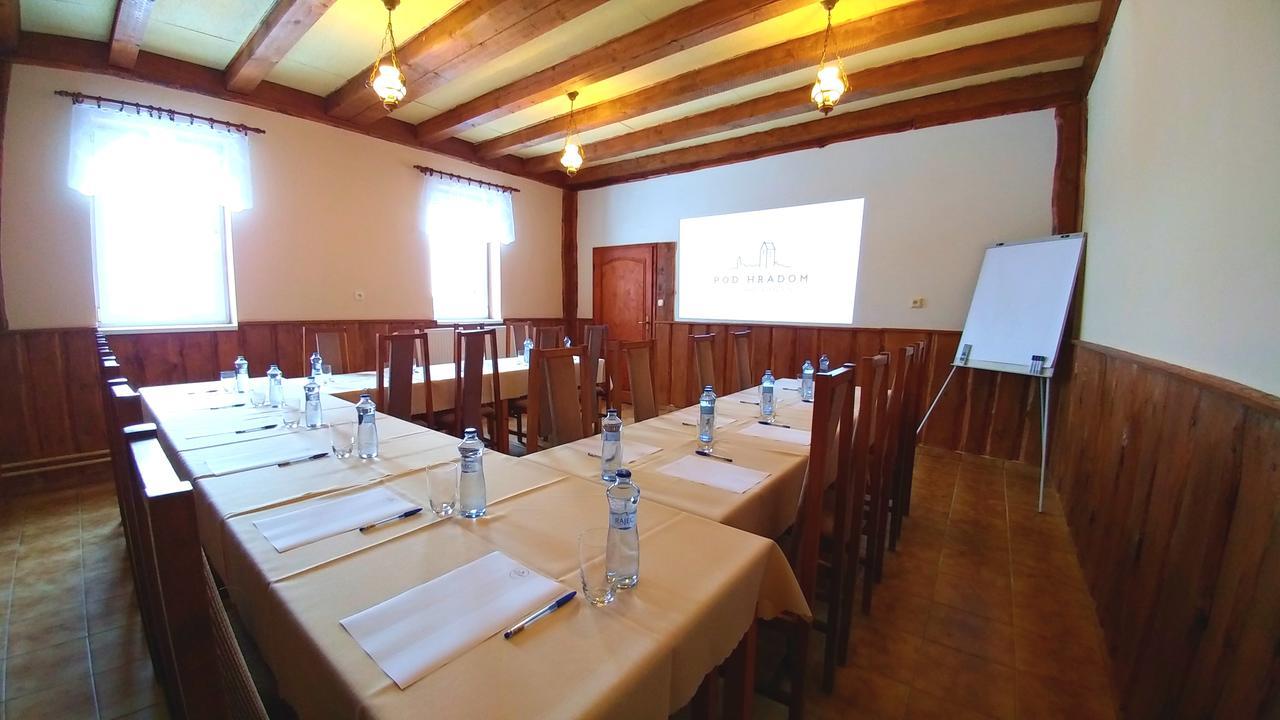 Pod Hradom Restaurant & Pension Topoľčany Exteriör bild