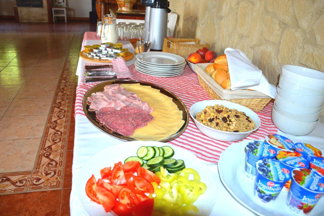 Pod Hradom Restaurant & Pension Topoľčany Exteriör bild